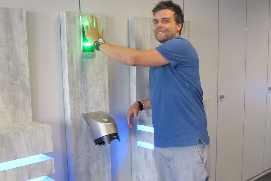 Eine Hand am Handvenenscanner