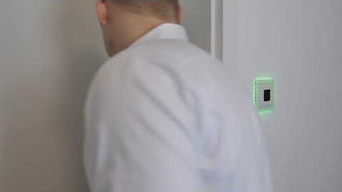 Handvenenscanner in einer Büroumgebung